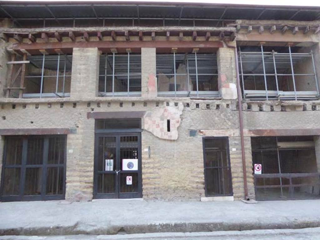 V.16, on left, V.15, 14 and 13, Herculaneum. October 2014. Looking south to north side of Insula V. Photo courtesy of Michael Binns.